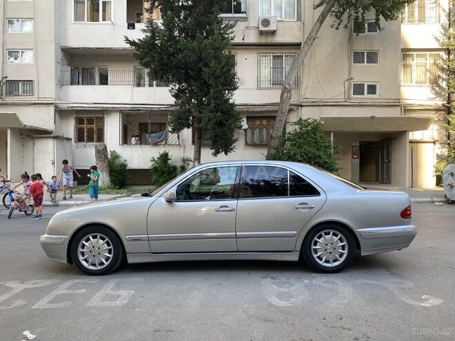 Mercedes E 220 2001, 280,000 km - 2.7 l - Bakı