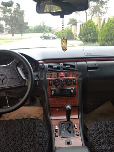 Mercedes E 240 1996, 100,000 km - 2.4 л - Qazax