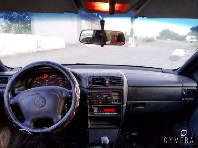 Opel Vectra 1995, 300,000 km - 1.6 l - Qusar