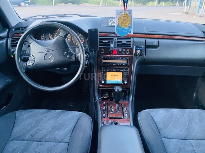 Mercedes E 220 2001, 280,546 km - 2.2 l - Bakı