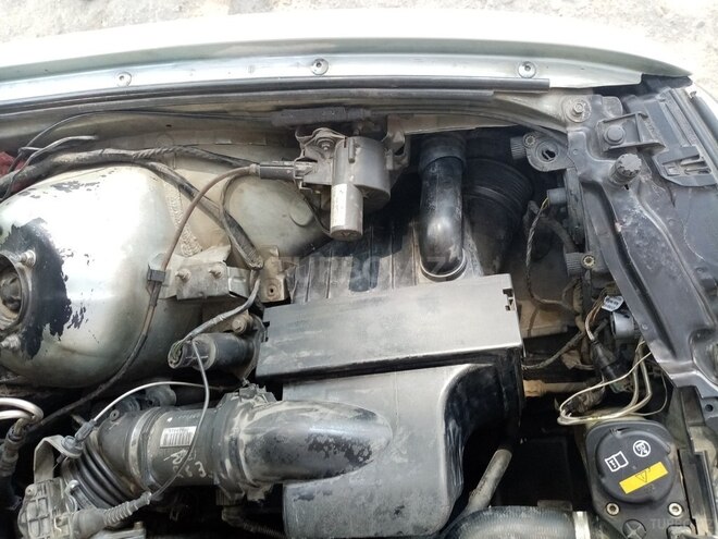 BMW 528 1998, 299,000 km - 2.8 l - Sumqayıt