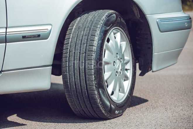 Mercedes E 220 2000, 299,147 km - 2.2 л - Gəncə