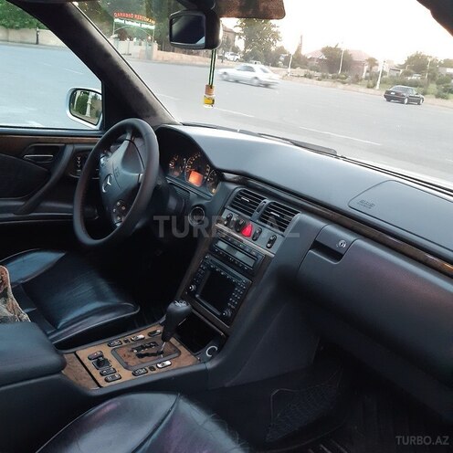 Mercedes E 320 2000, 261,000 km - 3.2 l - Bərdə