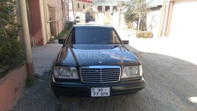 Mercedes E 220 1995, 258,700 km - 2.2 l - Bakı