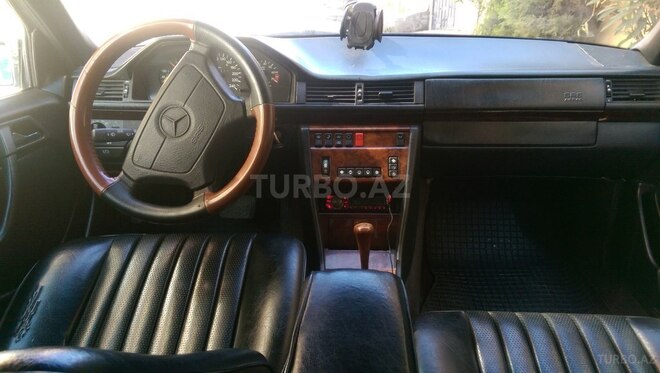 Mercedes E 220 1995, 258,700 km - 2.2 l - Bakı