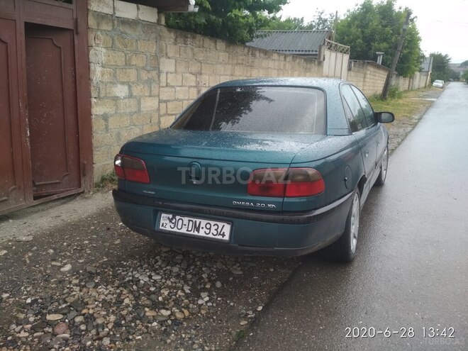 Opel Omega 1995, 325,000 km - 2.0 l - Qusar