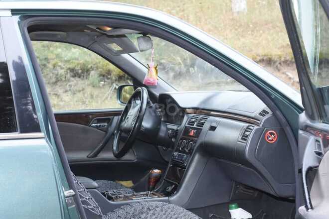Mercedes E 220 2000, 200,000 km - 2.2 l - Qazax