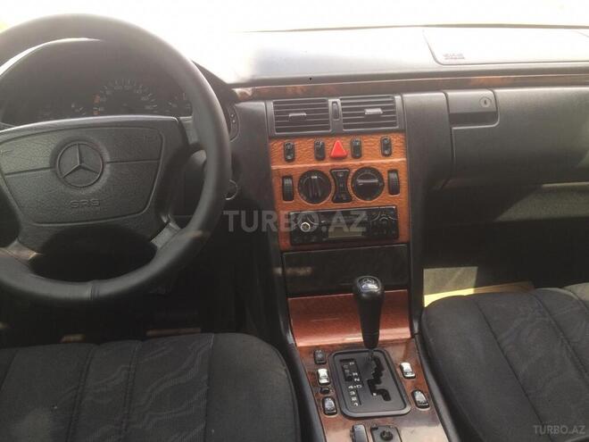 Mercedes E 220 1997, 368,000 km - 2.2 l - Sumqayıt