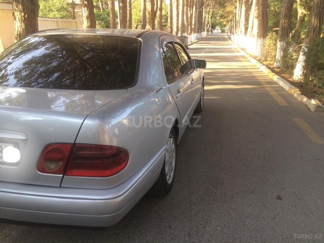 Mercedes E 220 1997, 368,000 km - 2.2 l - Sumqayıt