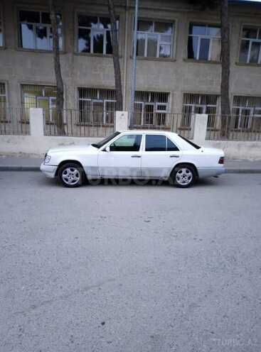 Mercedes E 220 1993, 445,630 km - 2.2 l - Bakı