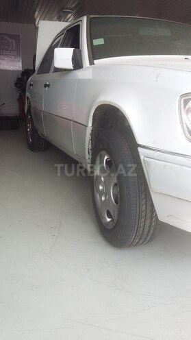 Mercedes E 220 1993, 445,630 km - 2.2 l - Bakı