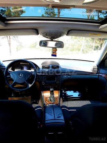 Mercedes E 220 2002, 265,000 km - 2.2 l - Quba