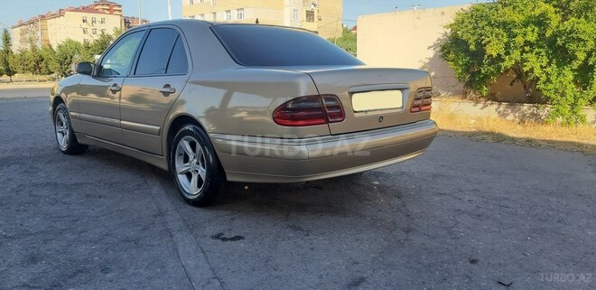 Mercedes E 220 2001, 296,900 km - 2.2 l - Sumqayıt