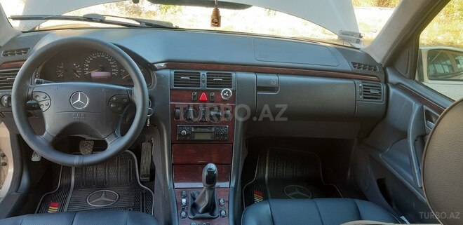 Mercedes E 220 2001, 296,900 km - 2.2 l - Sumqayıt