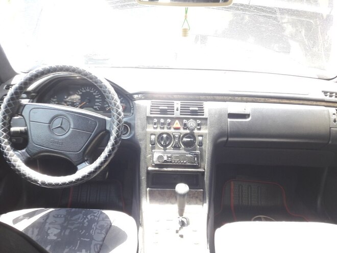 Mercedes E 240 1998, 270,000 km - 2.4 l - Sumqayıt