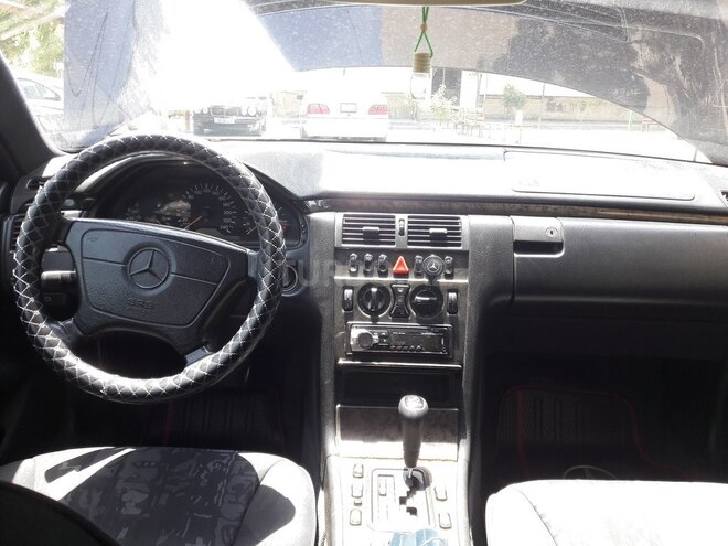 Mercedes E 240 1998, 270,000 km - 2.4 l - Sumqayıt