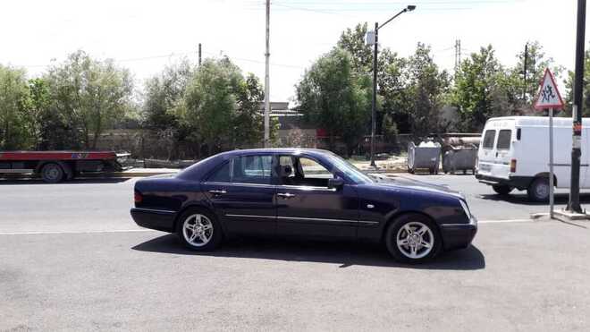 Mercedes E 240 1998, 270,000 km - 2.4 l - Sumqayıt