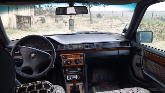 Mercedes E 250 1992, 198,575 km - 2.5 l - Bakı