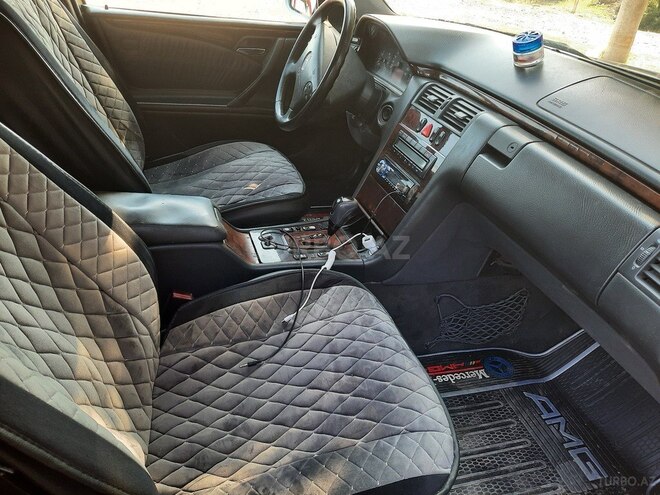 Mercedes E 240 2000, 235,800 km - 2.6 l - Sabirabad