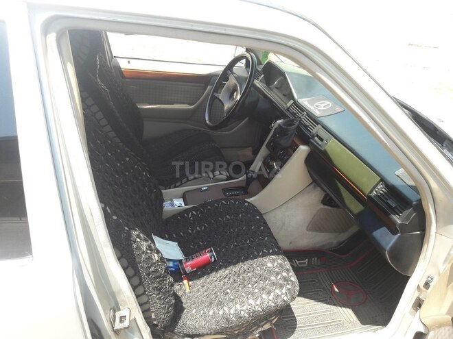 Mercedes E 250 1992, 323,232 km - 2.5 l - Bakı