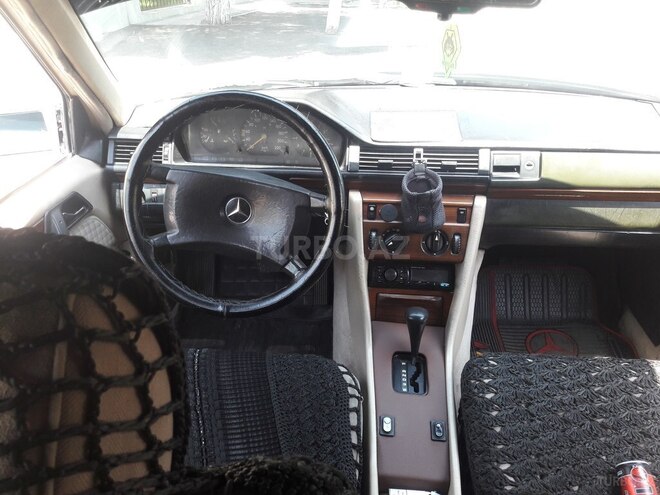 Mercedes E 250 1992, 323,232 km - 2.5 l - Bakı
