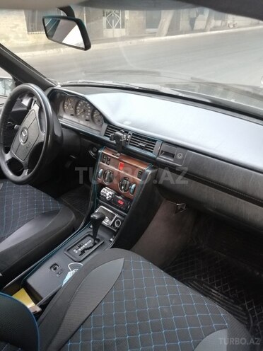 Mercedes E 220 1993, 260,000 km - 2.2 л - Bakı