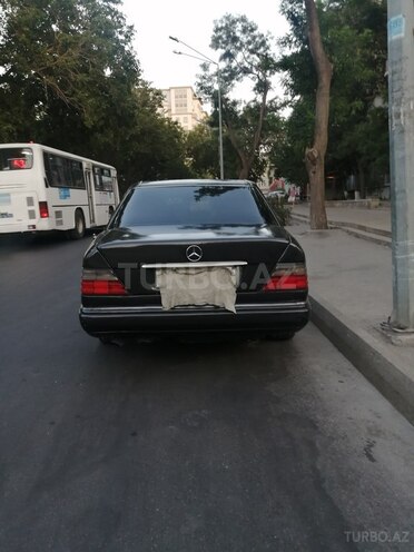 Mercedes E 220 1993, 260,000 km - 2.2 л - Bakı