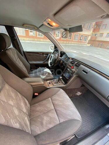Mercedes E 240 2000, 236,521 km - 2.4 l - Bakı