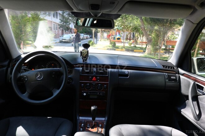 Mercedes E 220 2000, 300,000 km - 2.2 l - Bakı