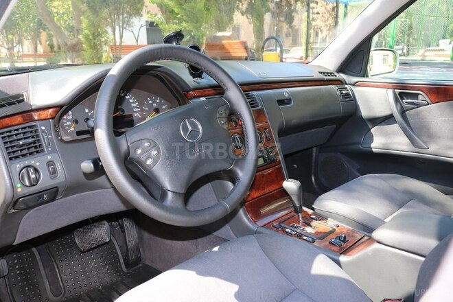 Mercedes E 220 2000, 300,000 km - 2.2 l - Bakı