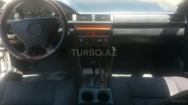 Mercedes E 220 1995, 272,000 km - 2.2 l - Bakı