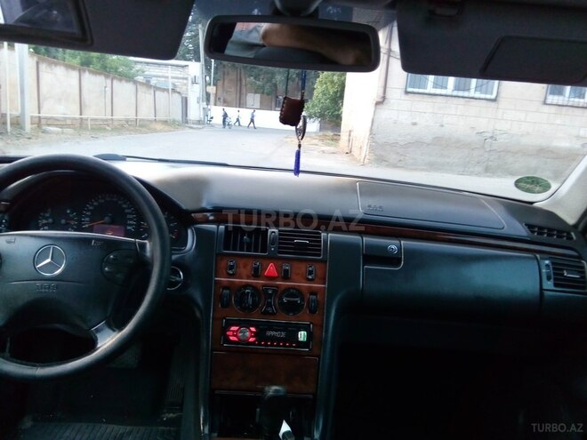 Mercedes E 220 2001, 295,770 km - 2.2 l - Hacıqabul