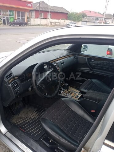 Mercedes E 240 2001, 326,000 km - 2.6 l - Lənkəran