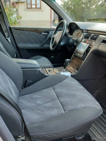 Mercedes E 240 2001, 274,000 km - 2.6 l - Yevlax