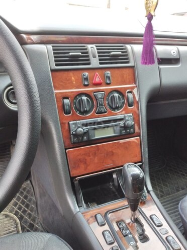 Mercedes E 240 2001, 296,923 km - 2.6 l - Bakı