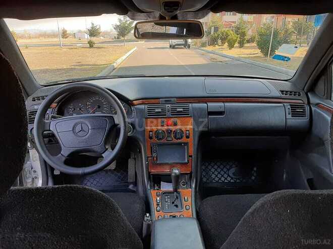Mercedes E 230 1998, 310,000 km - 2.3 l - Qazax