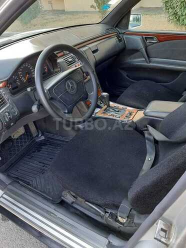 Mercedes E 230 1998, 310,000 km - 2.3 l - Qazax