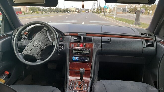 Mercedes E 240 1999, 199,990 km - 2.4 l - Bakı