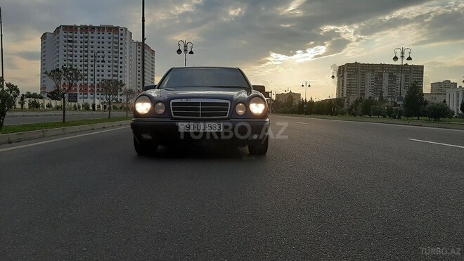 Mercedes E 240 1999, 199,990 km - 2.4 l - Bakı
