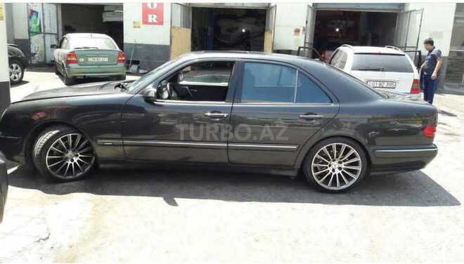 Mercedes E 220 2000, 220,000 km - 2.2 l - Bakı
