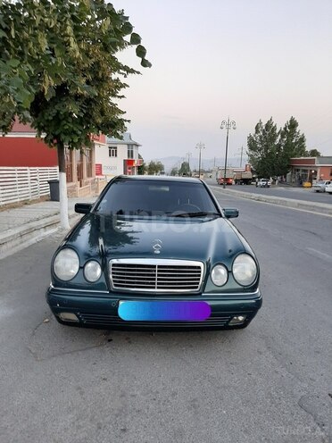 Mercedes E 230 1998, 398,645 km - 2.3 l - Qax