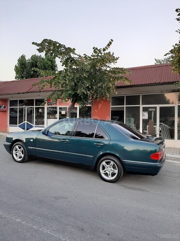 Mercedes E 230 1998, 398,645 km - 2.3 l - Qax