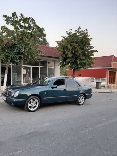 Mercedes E 230 1998, 398,645 km - 2.3 l - Qax