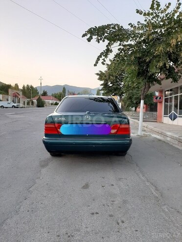 Mercedes E 230 1998, 398,645 km - 2.3 l - Qax