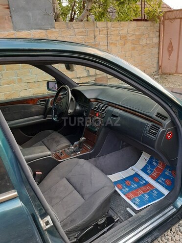 Mercedes E 230 1998, 398,645 km - 2.3 l - Qax