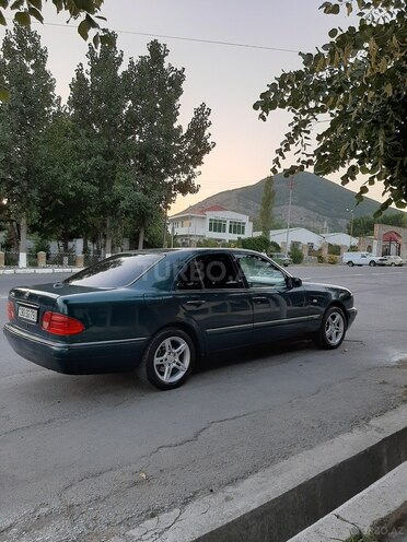 Mercedes E 230 1998, 398,645 km - 2.3 l - Qax