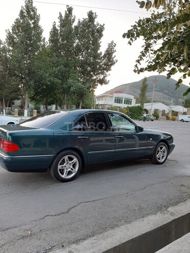 Mercedes E 230 1998, 398,645 km - 2.3 l - Qax