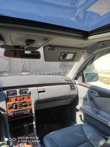 Mercedes E 270 2001, 262,000 km - 2.7 l - Bakı