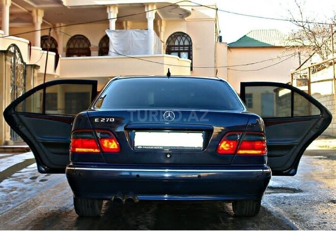 Mercedes E 220 2000, 321,000 km - 2.2 л - Quba