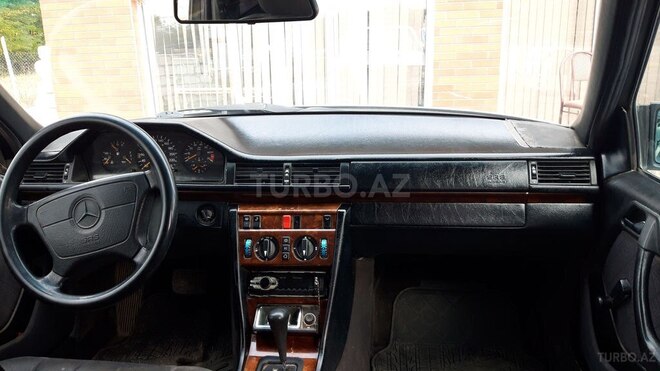 Mercedes E 220 1995, 440,000 km - 2.2 л - Qazax